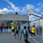 Nens jugant a la nova pista esportiva de Torres de Segre.