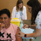 Uno de los niños vacunados contra el papiloma este viernes en la escuela Santa Maria de Gardeny de Lleida.