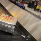 Imagen de una maleta en la cinta transportadora de un aeropuerto.