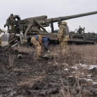 Militars ucraïnesos disparen a Bakhmut, a l’est del país.