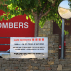 Una pancarta ahir al parc de bombers voluntaris d’Àger.