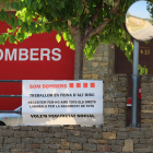 Una pancarta ayer en el parque de bomberos voluntarios de Àger. 