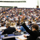 Votación de los eurodiputados en el Parlamento Europeo de Estrasburgo