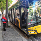 Imagen de archivo de un autobús de Moventis en una parada de la avenida Prat de la Riba. 