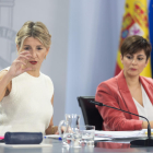 La vicepresidenta segunda y ministra de Trabajo y Economía Social, Yolanda Díaz (izquierda), y la ministra portavoz del Gobierno, Isabel Rodríguez, durante la rueda de prensa posterior al Consejo de Ministros.