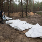 Centenars de tombes trobades a Izium en una imatge del Ministeri de Defensa d'Ucraïna.