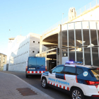 Moment de l’arribada del furgó policial que va traslladar l’acusat als jutjats del Canyeret.