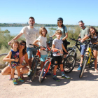 La famílias Narváez Gea i Narváez Ferrer van aprofitar la seua visita al pla de Lleida per recórrer amb bicicleta el perímetre de l’estany d’Ivars i Vila-sana.