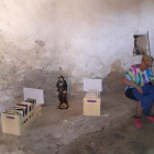 Dos caixes de llibres i revistes en una de les ermites que formen part del projecte ‘Vall Ferrera Llegeix’.