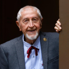 El escritor leridano Josep Vallverdú celebrará hoy en el Palau de la Generalitat sus 100 años.