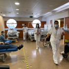 Personal de l’Arnau i pacients esperant a la sala per tornar al seu domicili en ambulància.