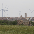 Imagen de archivo de molinos eólicos en Almatret. 