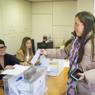 Una abogada, ayer durante la jornada de votaciones en la sede del Col·legi de l’Advocacia de Lleida. 