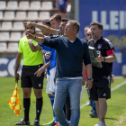 Ángel Viadero dona instruccions a l’equip durant l’últim partit a casa davant del Prat.