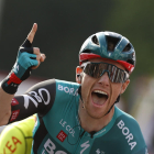 El irlandés Sam Bennett cruza ganador la meta de Utrecht, ayer en la segunda etapa de la Vuelta.