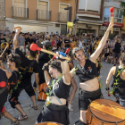 Grupos venidos de varios municipios catalanes se sumaron ayer a los locales para disfrutar del Carnaval de Secà en Cervera. 