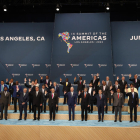 Asistentes posan durante la foto oficial de la novena Cumbre de las Américas, en Los Ángeles.