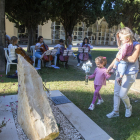 Una de les famílies que van participar ahir en l’ofrena floral a l’Espai Empremtes de Tàrrega.