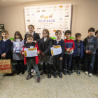 Foto de grup dels nens i nenes que han resultat premiats al Concurs de Dibuix dels Reis Mags.