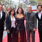 El elenco de la película ‘En los márgenes’, que recibió el apoyo de Stop Desahucios ayer en el festival. 
