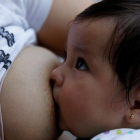 La revista 'The Lancet' denuncia que la lactancia materna va a la baja por la influencia de los fabricantes de leche de fórmula