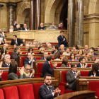 Els diputats aplaudeixen després que s'hagi aprovat tramitar per lectura única la proposició de llei perquè Torà i Biosca canviïn de comarca i passin de la Segarra al Solsonès, amb els alcaldes dels dos municipis al fons.