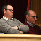 D'esquerra a dreta, l'alcalde de Biosca, Josep Puig, i el de Torà, Magí Coscollola, seguint el debat al ple sobre la tramitació per lectura única de la proposició de llei perquè Torà i Biosca canviïn de comarca i passin de la Segarra al Solsonès.