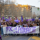 Els manifestants convocats per Marea Lila amb una pancarta amb el missatge ‘Foc al patriarcat’.