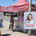 Imagen de la carpa de Sumar-En Comú Podem en el mercado de Barris Nord, en Lleida ciudad. 