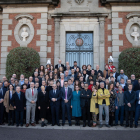 Foto de familia con autoridades, los representantes de la organización y los premiados en el palacete Albéniz de Barcelona.