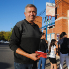 Un aficionat del Mollerussa, amb l’entrada per al partit de Copa del Rei de dimecres vinent.