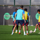 Jules Koundé fa una passada, ahir durant la sessió d’entrenament que va realitzar amb el grup.