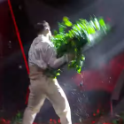 Frame del vídeo que mostra com el cantant Blanco va destrossar l'escenari del Festival de San Remo.