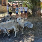 Un grup de nens mirant el bestiar exposat al recinte firal de Llavorsí.