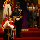 El rey Carlos III velando ayer el ataúd de su madre en Westminster.