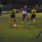 Adrià intenta irse de dos jugadores del Sabadell B ayer durante el partido.