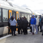 Passatgers pujant o baixant ahir del tren a Balaguer, gairebé tots sense mascareta.