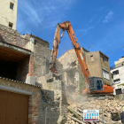 Les obres de demolició de la casa prèvies a la construcció del nou ajuntament.