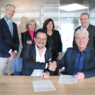 La firma del convenio, en las instalaciones del grupo en Bell-lloc. 