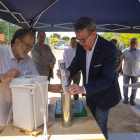 El presidente de La Torxa y el presidente de la Diputación, Joan Talarn, llenando la cápsula del tiempo.  