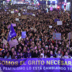 Milers de manifestants convocats per la Comissió 8M marxen pel centre de Madrid.