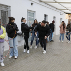 A l’esquerra, alumnes que simulen que són cotxes aparcats en colpegen un altre que simula que és un patinet per anar pel costat dret del carril. A la dreta, la sessió teòrica.