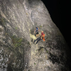 Los Bombers rescatan a 3 escaladores en la vía del Puro, a la presa de Camarasa