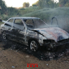 Los Bomberos apagan un fuego de un vehículo, que ha quemado toda la noche, en Alfarràs