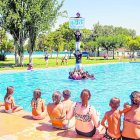 Desenes de persones van fer el capbussó solidari a les piscines de les Borges Blanques.