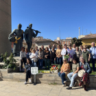 Foto de família dels participants en l’acte que va tenir lloc ahir a la plaça dels Pagesos.