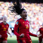 La blaugrana Salma Paralluelo, amb Alèxia Putellas al fons, celebra el gol del triomf espanyol.