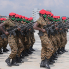 Soldats etíops participen en una desfilada militar.
