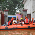 Rescate en una vivienda inundada en Zhuozhou.