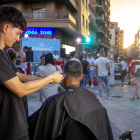 Negocios como este de peluquería ofrecieron servicios en la calle. 
